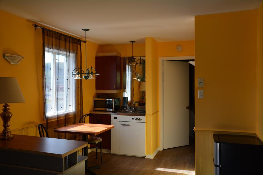 Motel Des Pentes Et Suites Saint-Sauveur-des-Monts Exteriér fotografie