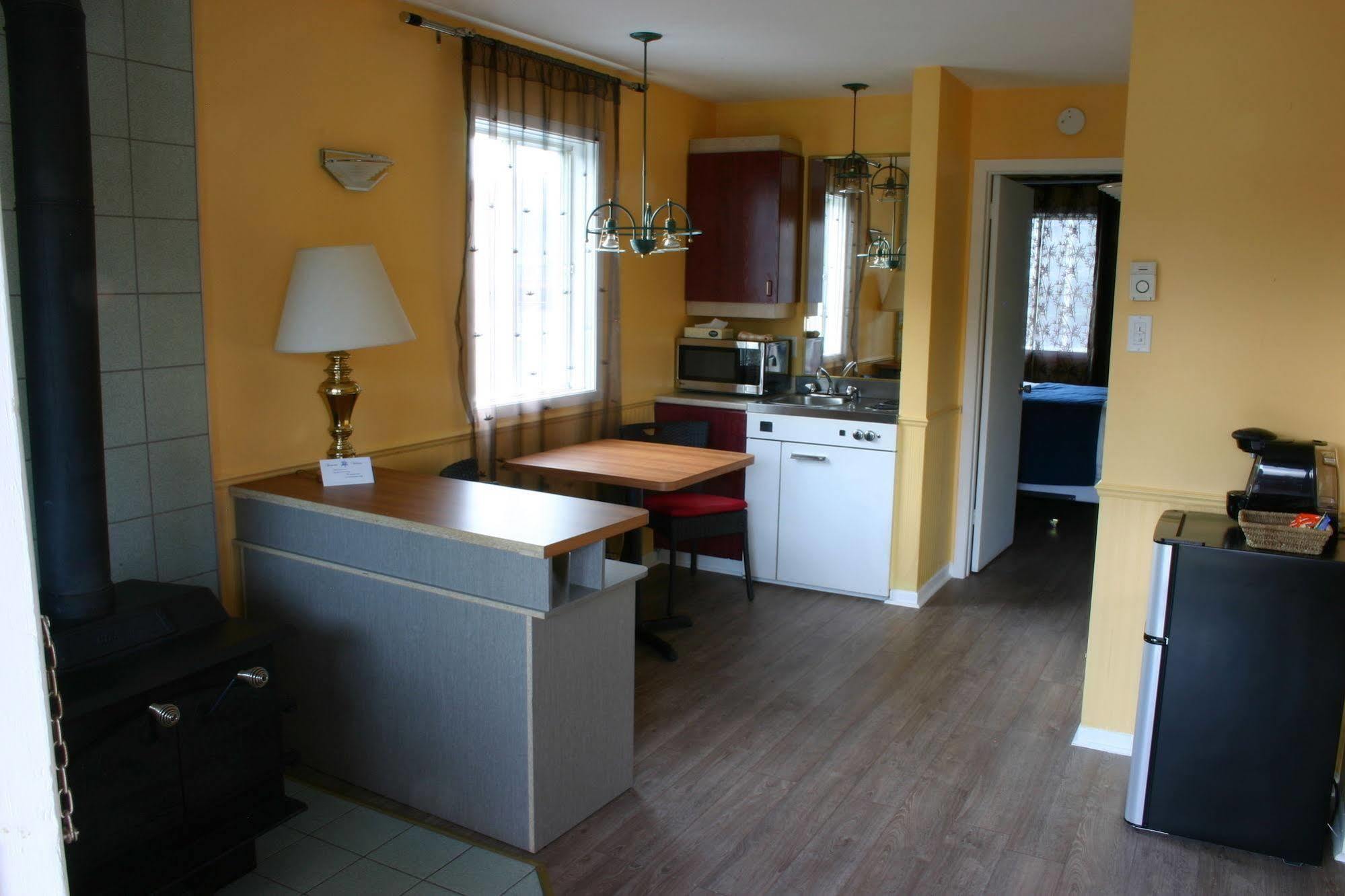 Motel Des Pentes Et Suites Saint-Sauveur-des-Monts Exteriér fotografie